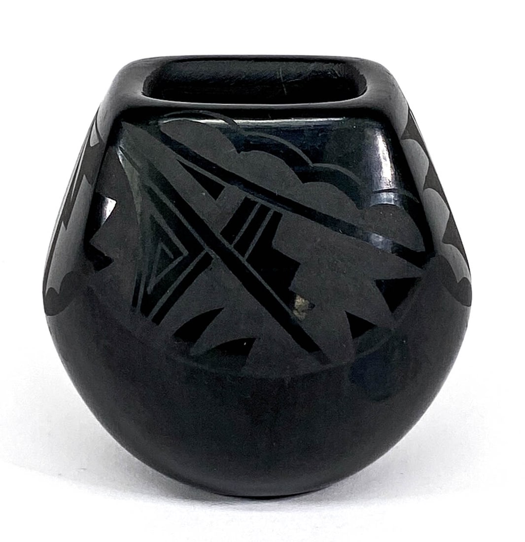 Yolanda Vilardi Santa Clara Pueblo Small Pot (1 of 6)