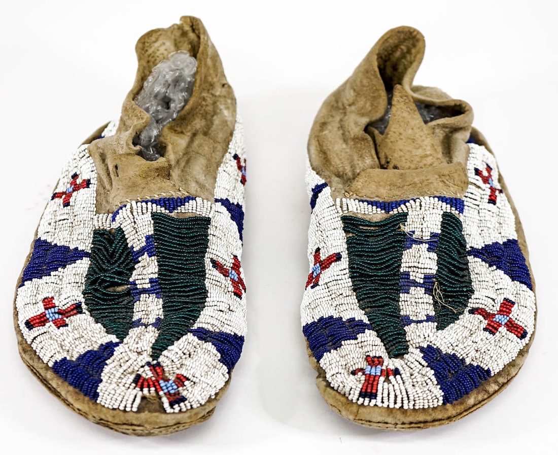 Vintage Native American Beaded Pair Moccasins (1 of 6)