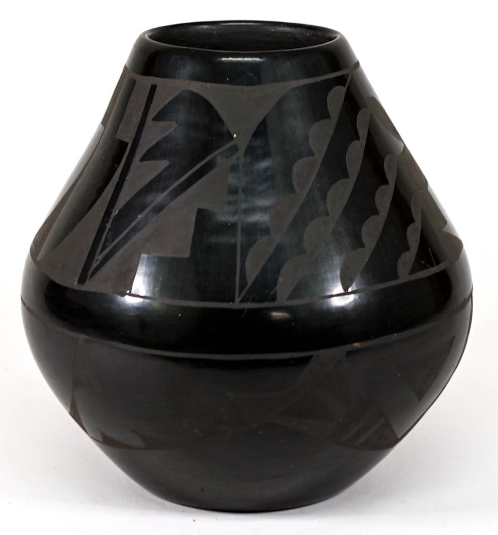 Linda Dunlap San Ildefonso 7IN Vase [Blackware] (1 of 7)