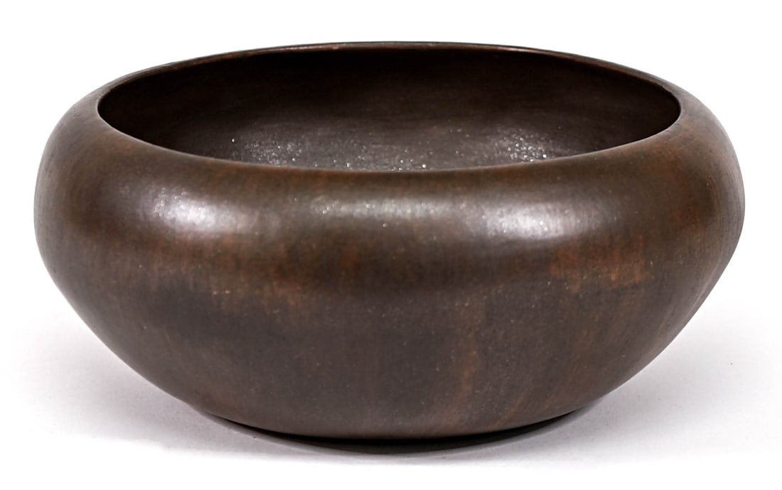 Edna Romero Micaceous Taos Pueblo 8.5IN Bowl: Edna Romero signed Native American dark brown micaceous Taos Pueblo bowl measures 8.5 in. wide x 3.5 in. high x 7 in. across rim. No evidence of cracks or repairs. If lot is absent of a condition repo