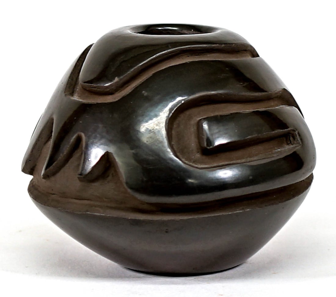 Adriana Naranjo Pueblo 2.75IN Carved Pot (1 of 7)