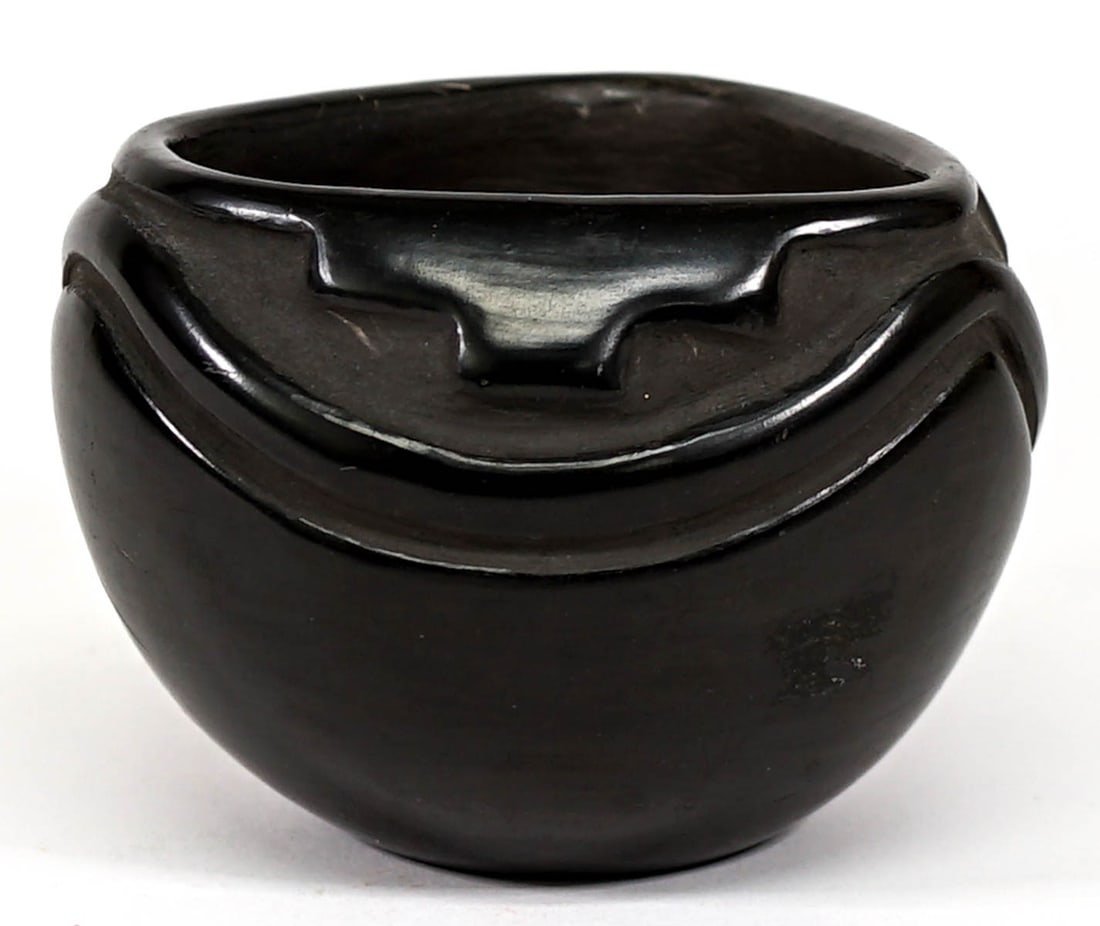 Julia Martinez Santa Clara Pueblo Carved 3IN Pot (1 of 7)