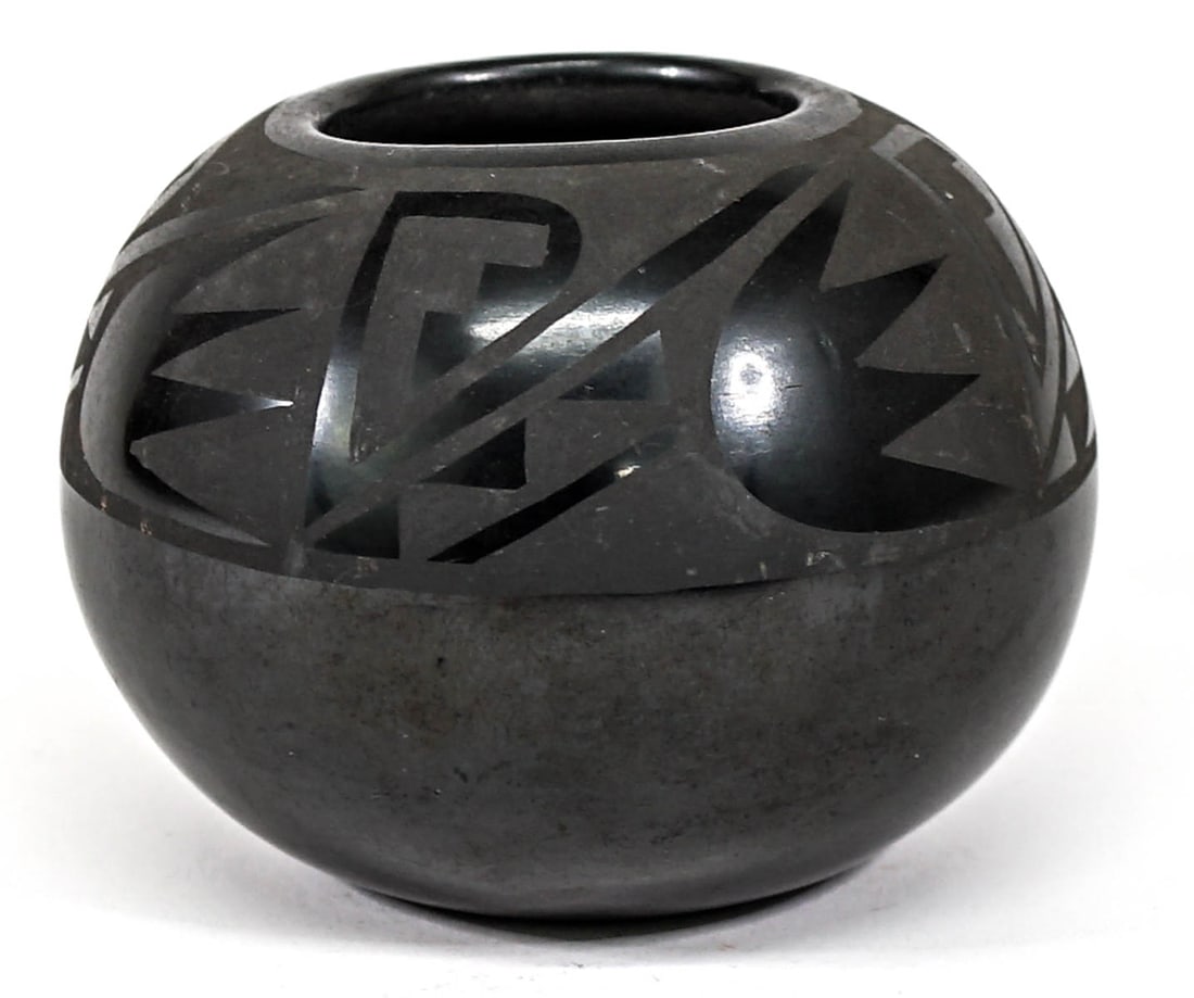 Helen Gutierrez Pueblo 3.25IN Vase [Blackware] (1 of 6)