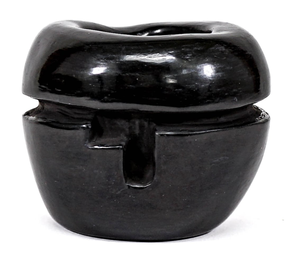 Billy Cain Santa Clara Carved Blackware 3.75 Pot (1 of 6)