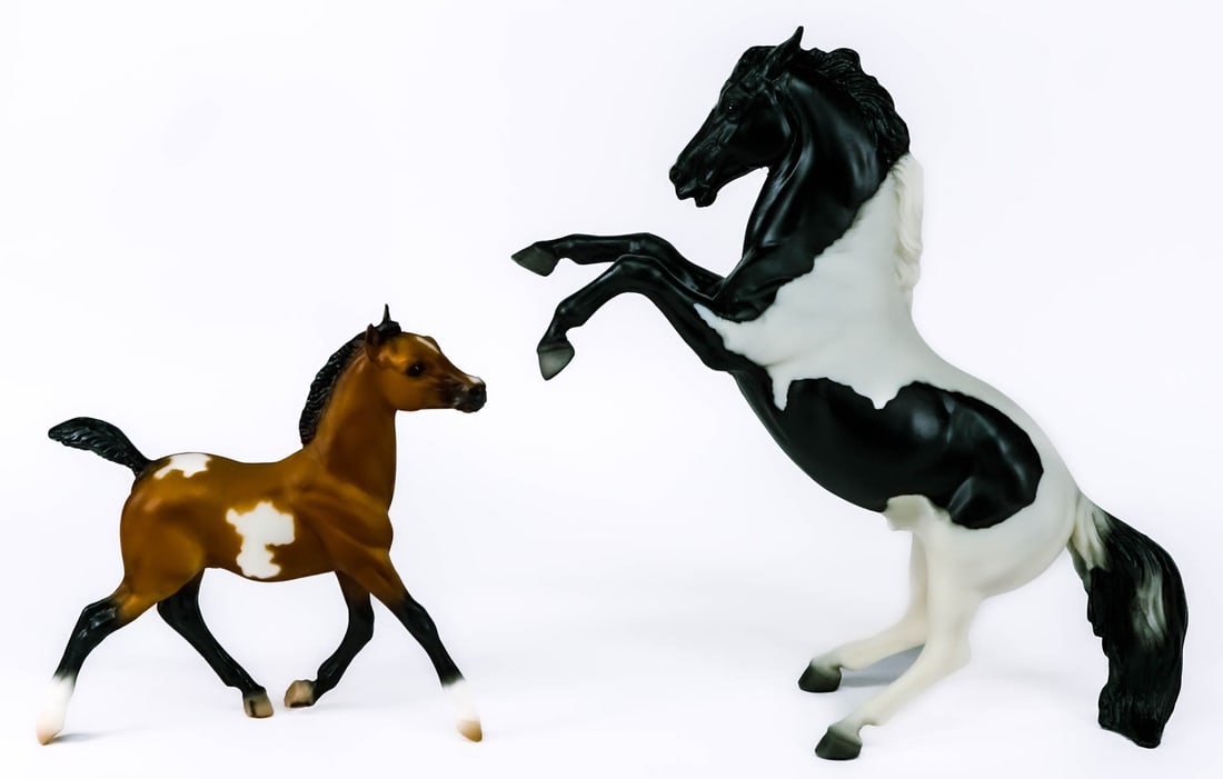 Breyer 18478 Pinto Mustang and Foal - Sears MIB: Breyer 18478 Pinto Mustang and Foal from Sears Christmas 2000 Holiday Wish Book. Original box measures 14 in. x 8.5 in. x 10 in. If lot is absent of a condition report one may be requested via email. 