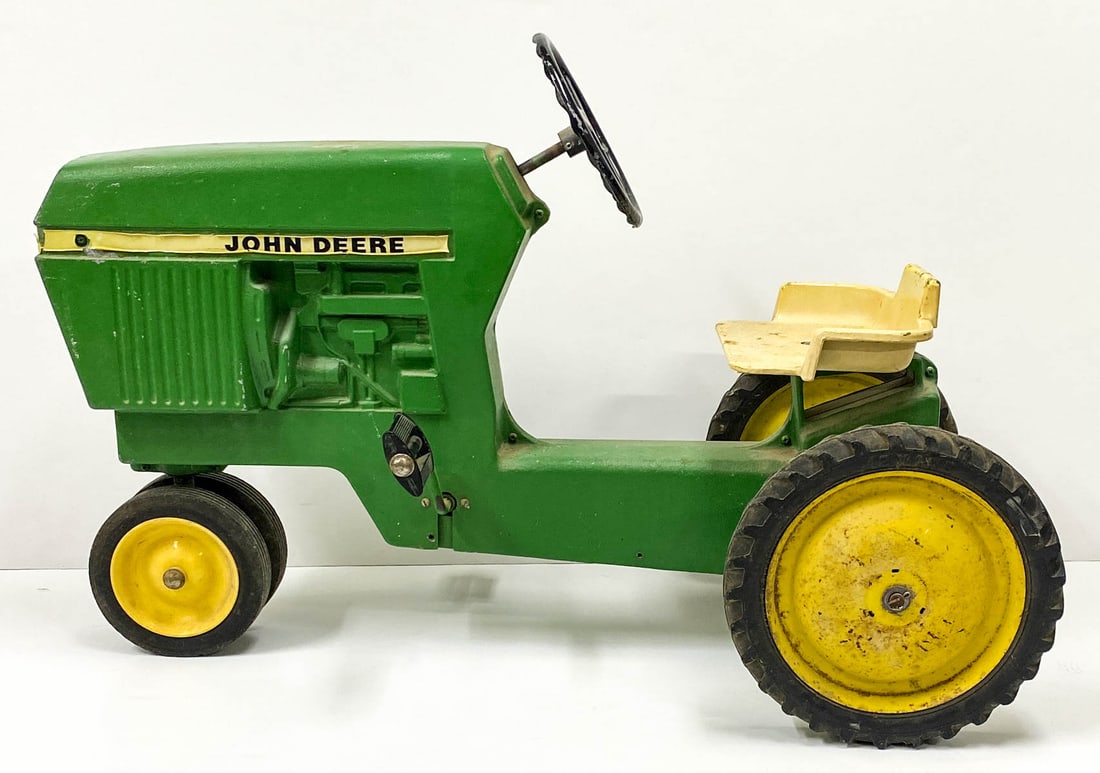 John Deere ERTL 520 Pedal Tractor Toy (1 of 9)