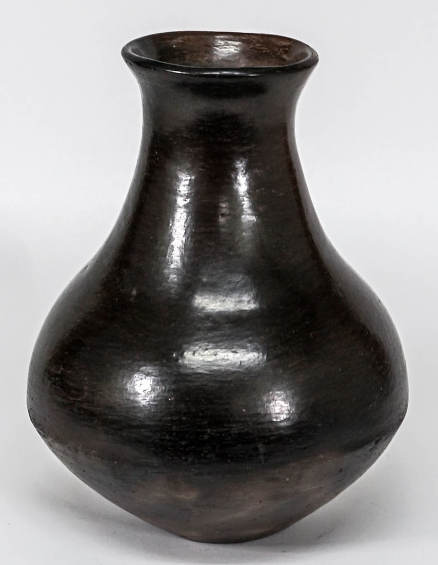 Native American San Juan Pueblo Pottery Vase (1 of 6)