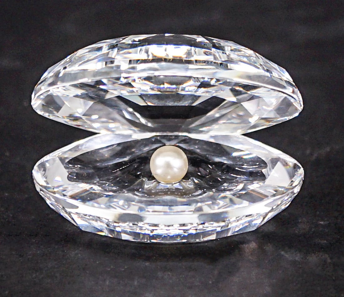 Swarovski Crystal Shell with Pearl MIB: Swarovski crystal shell with pearl Made in Austria measures 2.5 in. wide. No evident cracks or repair. If lot is absent of a condition report one may be requested via email. Condition report is provid