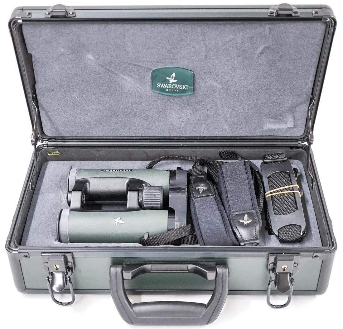 Swarovski Optic EL 8 x 32 Binoculars w / Case (1 of 5)
