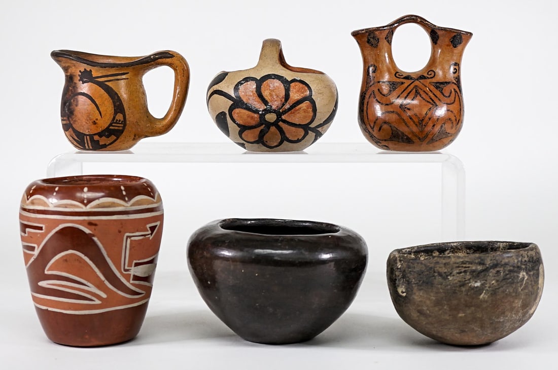 (5) Pieces Vintage/Antique Native American Pottery: (5) Pieces Vintage/Antique Native American Pottery. They measure 2.5 inches tall to 3.75 inches tall. If lot is absent of a condition report one may be requested via email. Condition report is provide