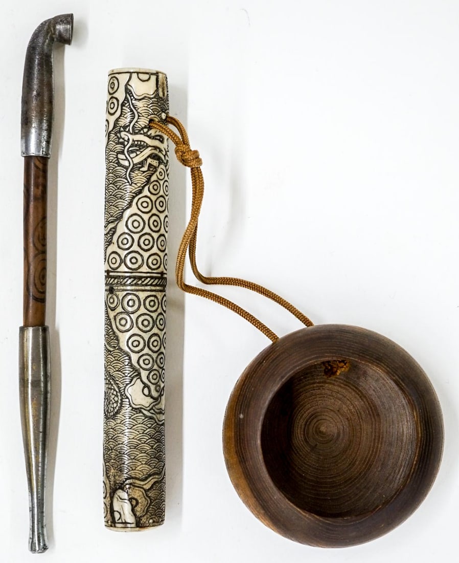 Carved Bone Opium Pipe-Sagemono Pipe Case: Carved Bone Opium Pipe-Sagemono Pipe Case. Pipe case measures 6.625 x .875 inches (167 x 22 mm), pipe measures 7.875 inches (198 mm). No damage nor repairs. If lot is absent of a condition report one 