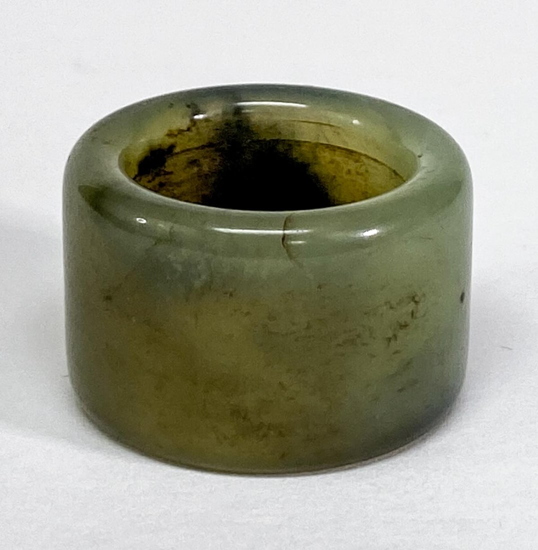 Chinese Jade Archers Ring: Chinese Jade Archers Ring. Measures .75 x 1.125 inches (19 x 29 mm), weighs 16 grams. Ring size 9.5. No damage. Provenance: Spokane, Washington estate collection. If lot is absent of a condition repor
