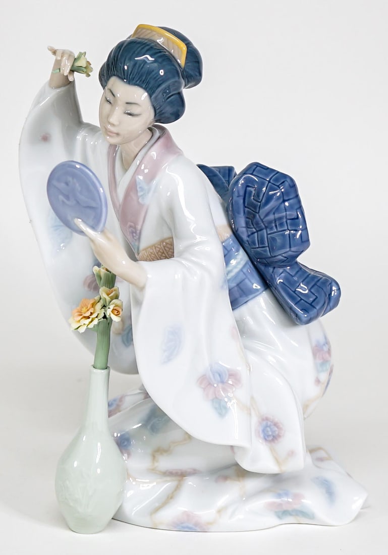 Lladro 'Lady With Mirror' Figurine #6748 (1 of 12)