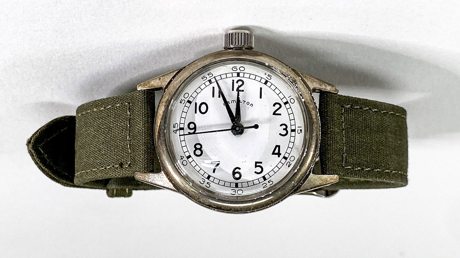 Hamilton WWII 17J Hack Set 987S: Hamilton WWII 17J Hack Set 987S. Dial measures 30mm, total diameter 35 mm. Running condition, not tested for accuracy If lot is absent of a condition report one may be requested via email. Condition r