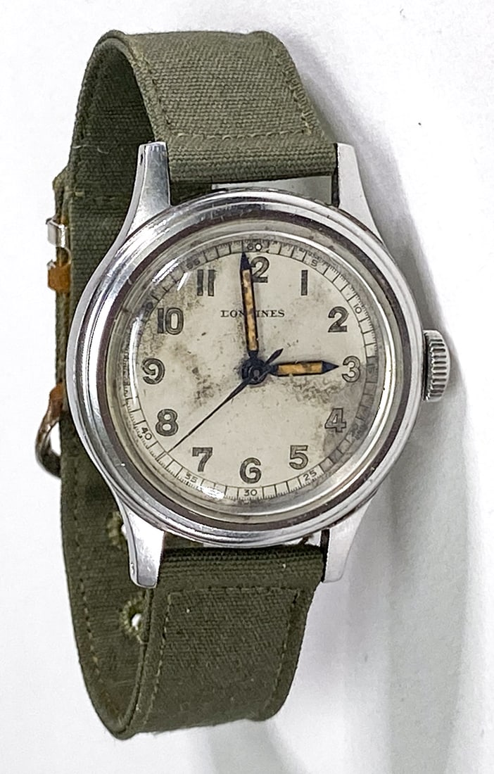 Longines USN Buships WWII Wristwatch: Longines USN Buships WWII Wristwatch. Dial measures 25 mm, total diameter 32 mm. Running condition, not tested for accuracy. If lot is absent of a condition report one may be requested via email. Cond