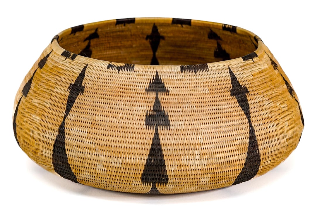 Medium-Sized Tightly Woven Native Basket (1 of 6)