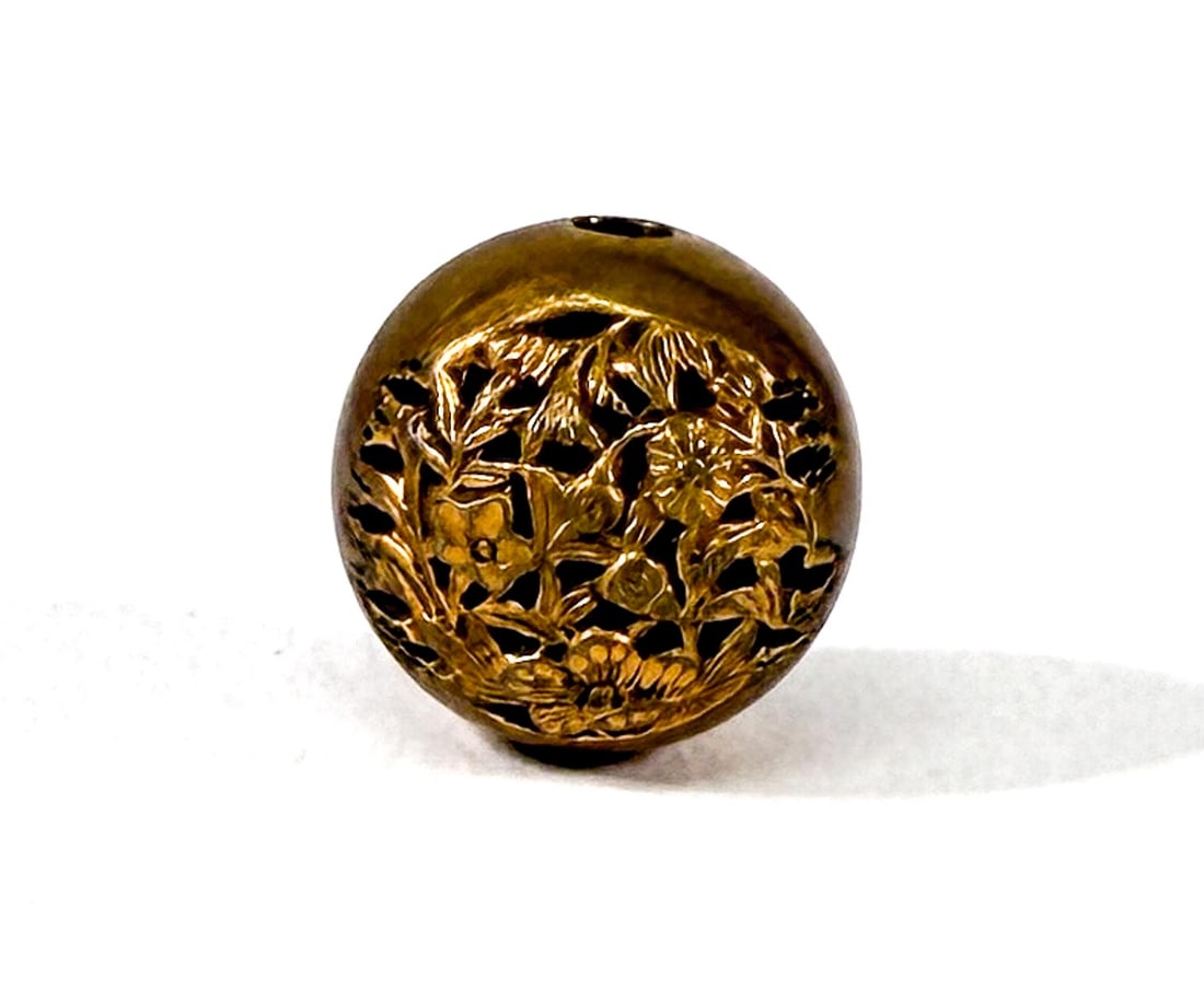 Japanese Signed Ojime Bead: Japanese Signed Ojime Bead (Edo period). Measures 15 mm diameter. The absence of a condition report does not imply that the lot is in perfect condition or completely free from wear and tear, imperfect