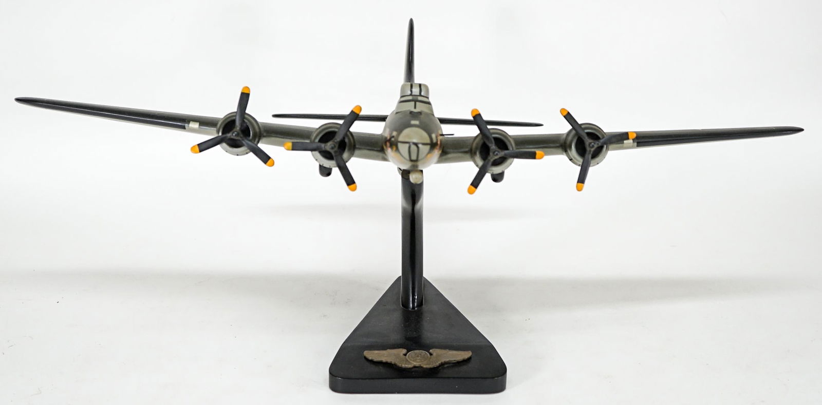 WW-2 B-17F 'Memphis Belle' Model Airplane (1 of 8)