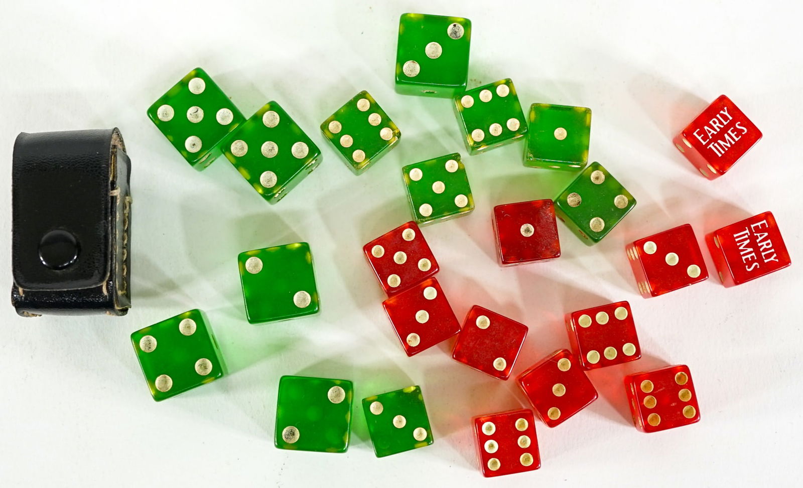 [Bakelite, Catalin, Plastics] Vintage Dice (1 of 1)