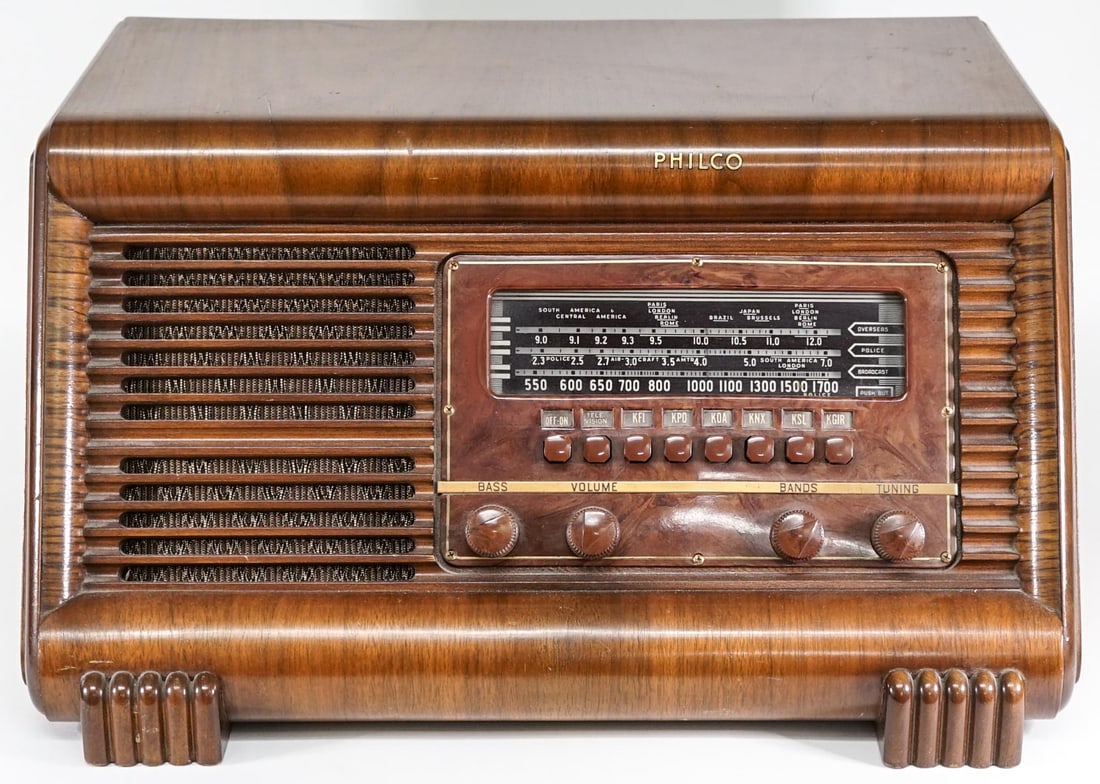 Philco Wood Radio 41-255: Vintage Monsanto Plastics Hobby Kit No.5. Measures 11 x 19.5 x 14 inches. This item requires the use of an outside shipper. Untested. Very good condition, no damage. The descriptions of items appearin