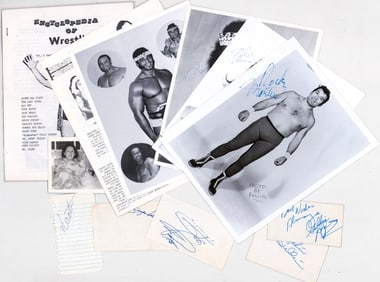 Pro-Wrestling (12) Memorabilia Items