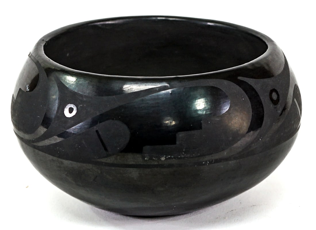 Marie (Maria Martinez) SIGNED Blackware Bowl: Marie (Maria Martinez) Santana San Ildefonso signed Southwest blackware bowl. Measures 4 in. high x 7.25 in. x 7.25 in. Measures 5 in. across inside rim. One small nick/chip inside rim, scuffing to ex