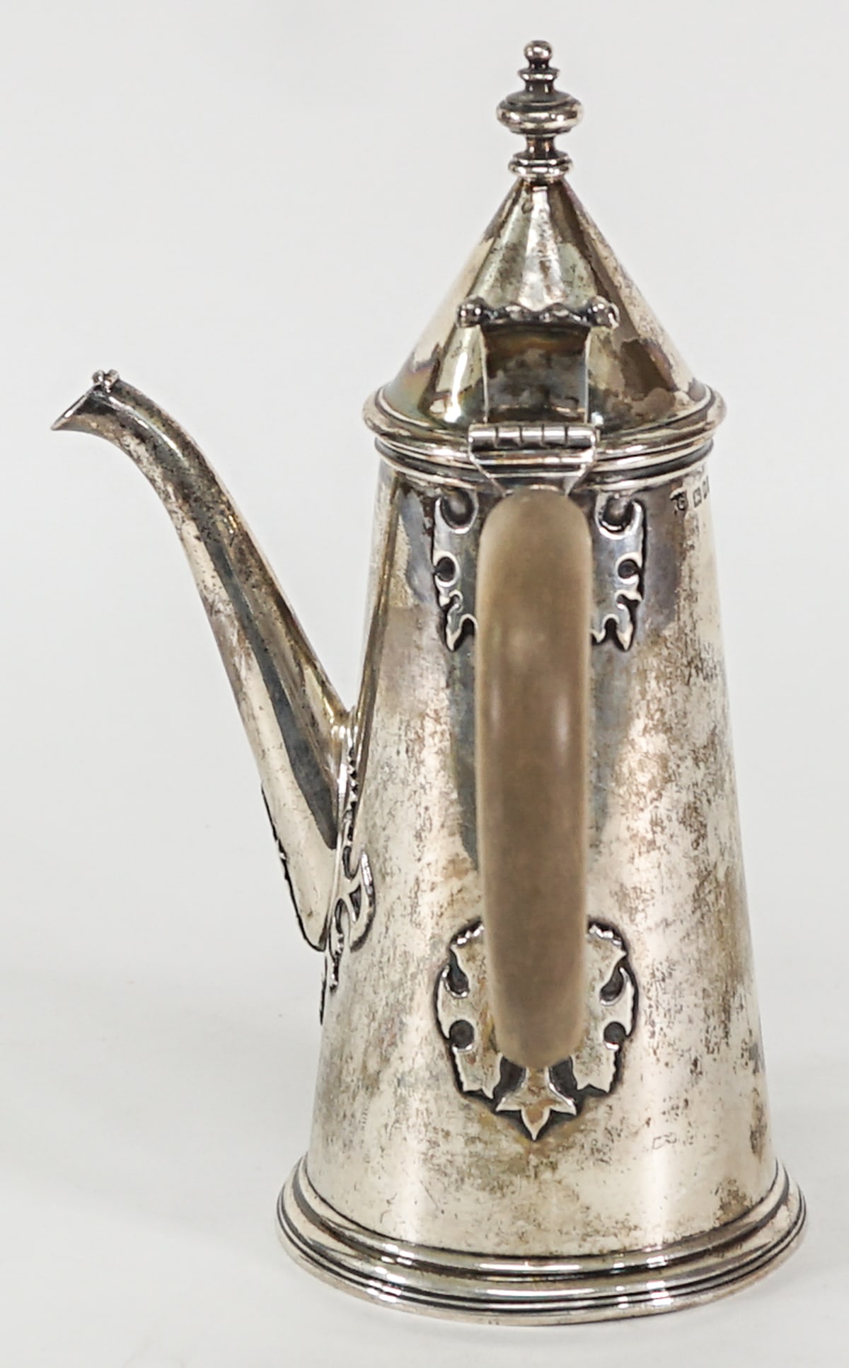 Richard Comyns Sterling 8IN Hot Water Pot 476g: Richard Comyns sterling hot water pot dated 1930. The handle is not sterling. Total weight 476 grams. Measures 8 in. tall. Pot measures 8 in. H x 4.75 in. W x 6 in. D for shipping purposes only. Hinge