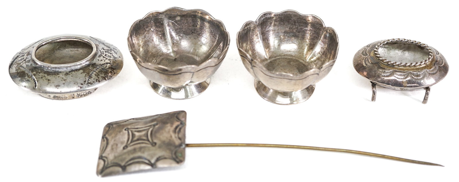Sterling Miniature (4) Table Salts; 1 Stickpin: Native American / Mexico (4) salts measure 1.5 in. to 1.75 in. wide x .625 in. to 1 in. high. The stickpin pendant measures 1.25 in. x 1 in. and measures total length 5 in. Lot measures 4 in. H x 5 in