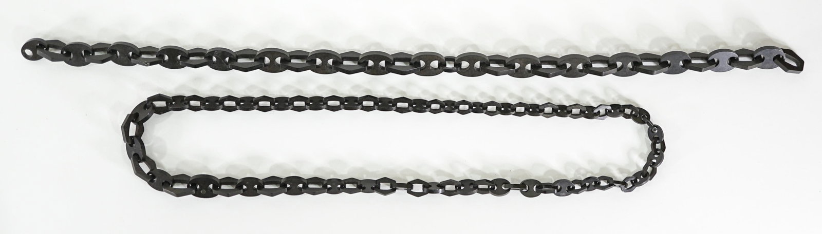 (2) Whitby Jet Necklaces: One measures 18 mm width (links), and is 22 inches length, the other has links measuring 15 mm width and measures 30 inches length. Excellent condition. The absence of a condition report does not impl