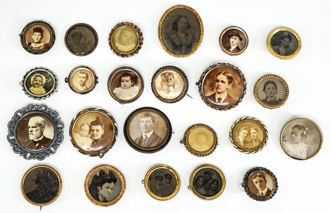 [Mourning Jewelry, Photography] Victorian Pins (1 of 2)
