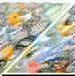 Estate Lot of Vintage & Antique Marbles: Estate Lot of Vintage & Antique Marbles. They measure .5625-1 inches diameter. Mixed condition. The absence of a condition report does not imply that the lot is in perfect condition or completely free
