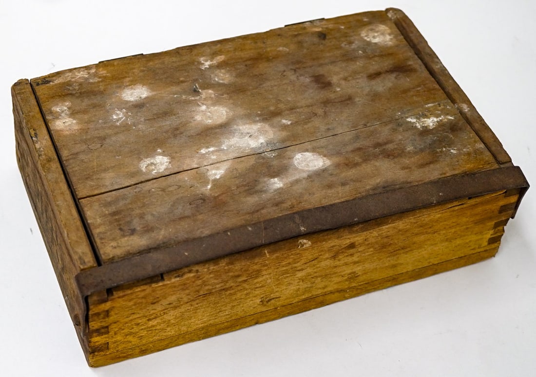 Maxfield Parrish Personal Storage Box w/Letter: Maxfield Parrish Personal Storage Box w/Letter. Measures 9.5 in. x 6 in. x 2.5 in. Maxfield Parrish - American painter and illustrator active in the first half of the 20th century. His works featured