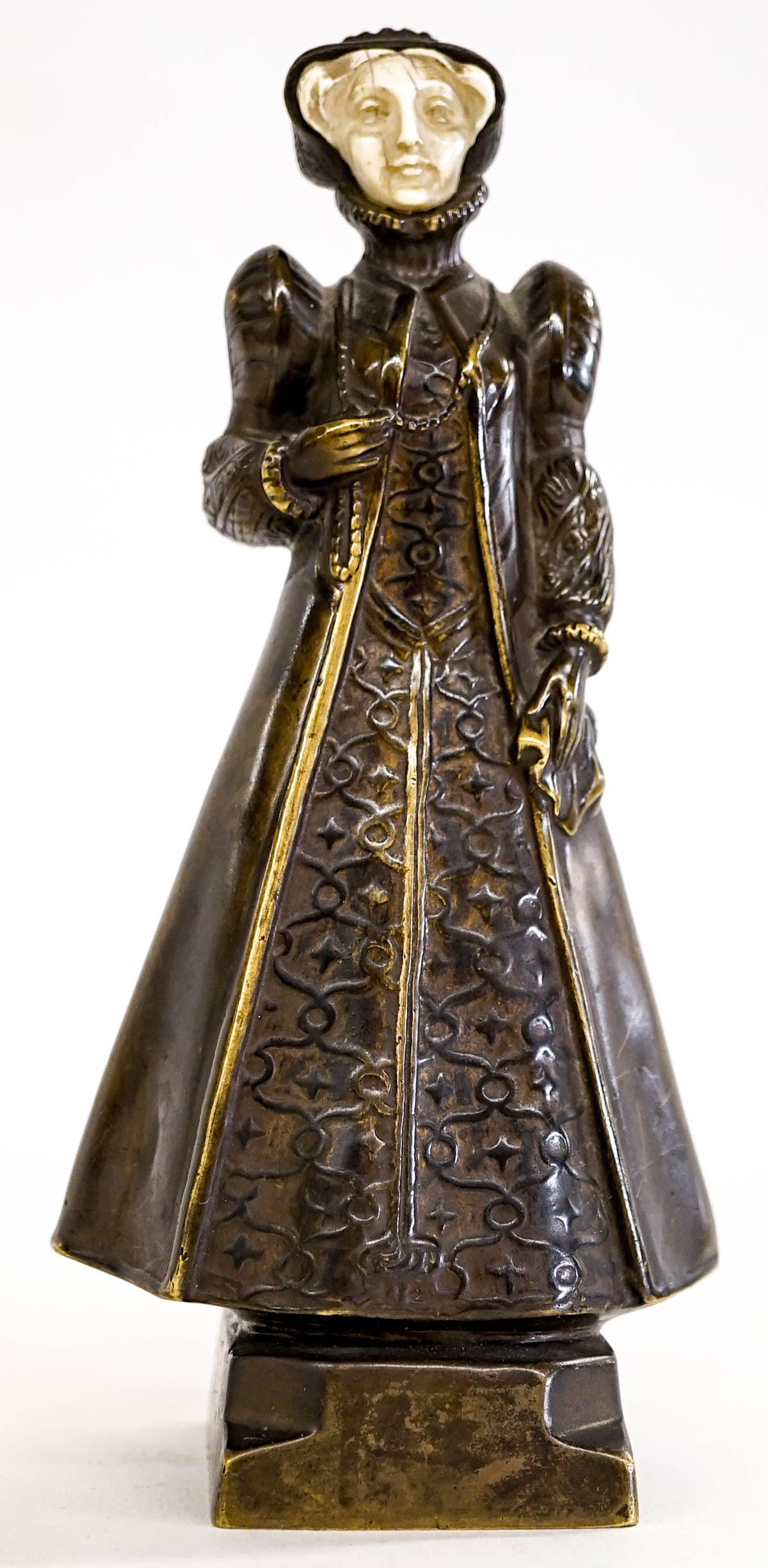 Paul Tereszczuk (Austria, 1895 - 1925): Paul Tereszczuk (Austria, 1895 - 1925). Measures 7.5 x 3.5 x 2.5 inches. No damage. Carved applied face. The absence of a condition report does not imply that the lot is in perfect condition or comple