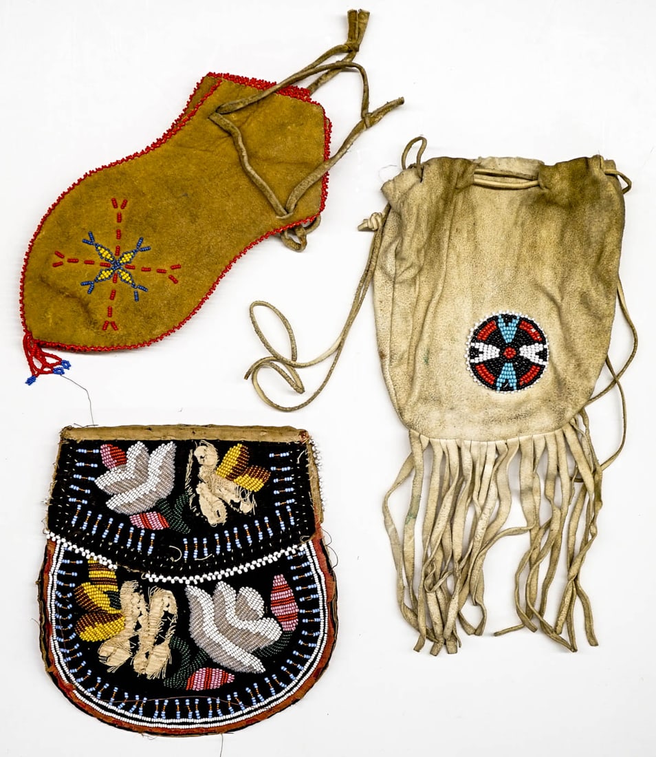 Vintage and Antique Beaded Bags: Native American style vintage and antique beaded bags. 7 to 11 (includes fringe) x 4 to 11 in. Item measures10 x 7 x 2 in. for shipping purposes. The absence of a condition report does not imply that