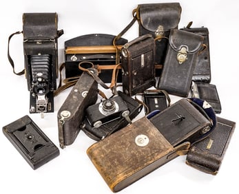 A Collection of Vintage & Antique Cameras (14)