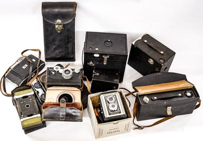 A Collection of Vintage & Antique Cameras (11)