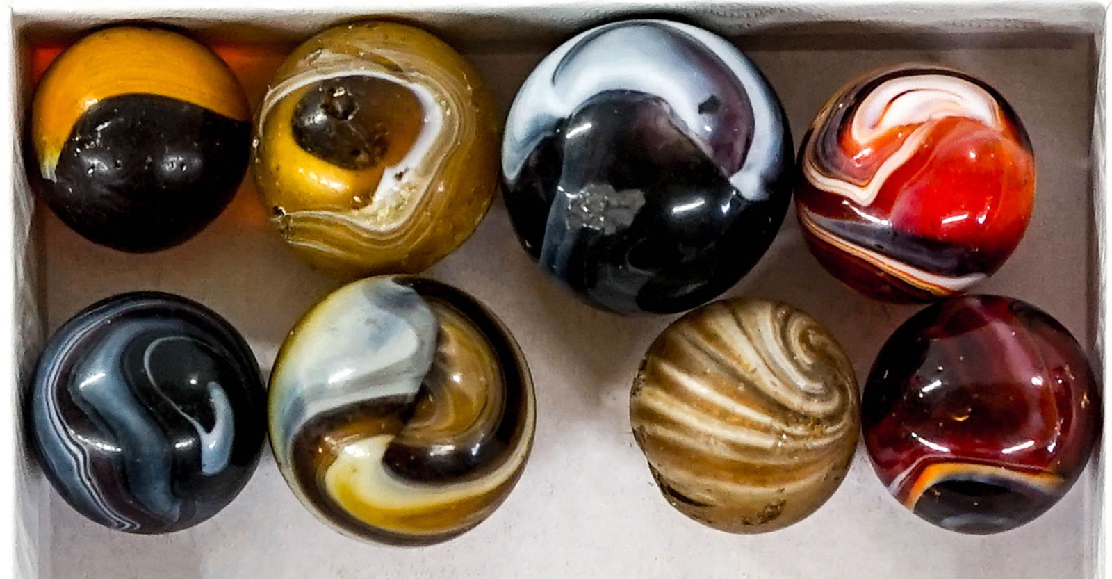 (8) Vintage & Antique Marbles: (8) Vintage Antique Marbles. They measure .75-.875 inches diameter. Mixed condition. The descriptions of items appearing in advertising prior to this auction are believed to be correct, nevertheless,