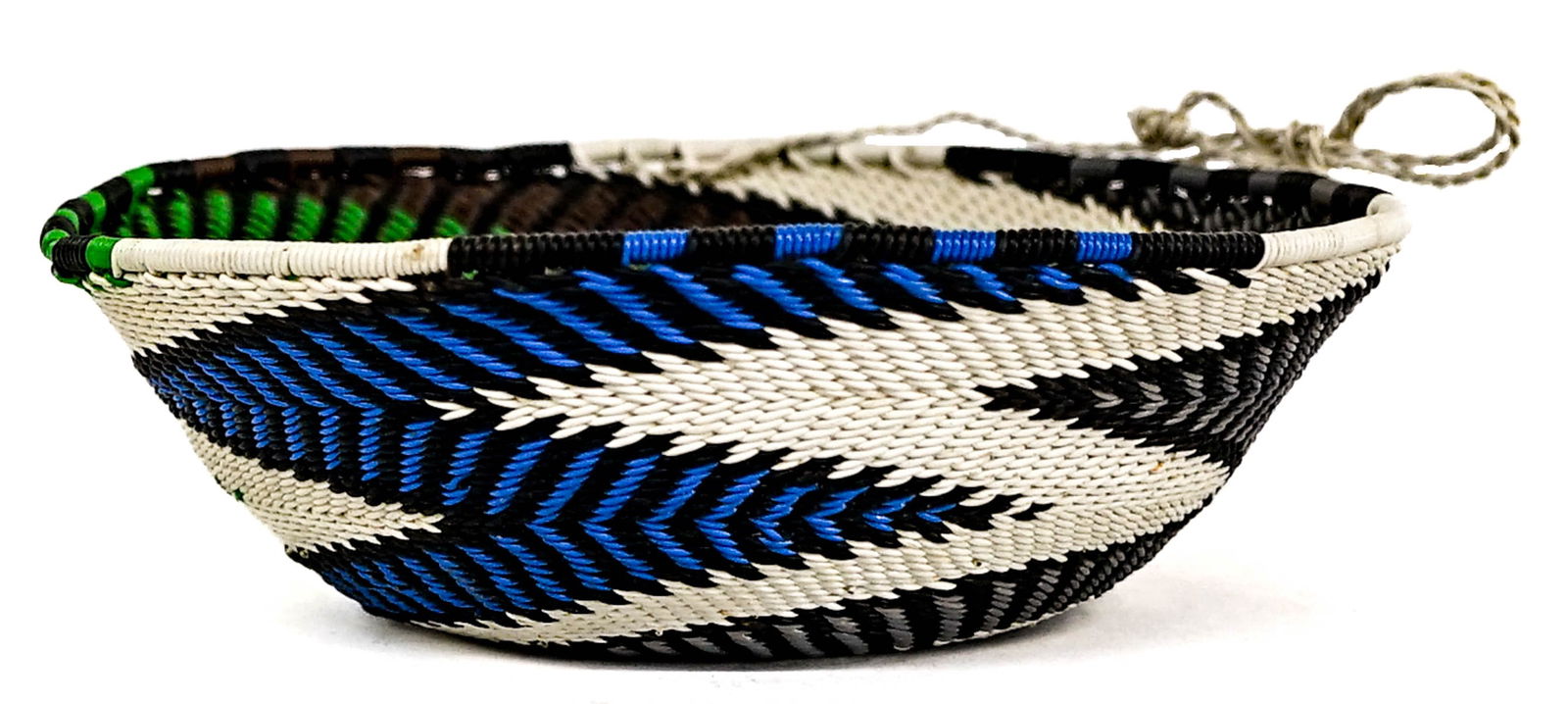 Woven Bowl [Spiral Design]: Measures 6 in. diameter x 2 in. high. Lot measures 6 x 6 x 2 in. for shipping purposes. The absence of a condition report does not imply that the lot is in perfect condition or completely free from we