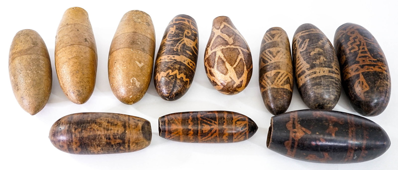 Hand Decorated (11) Gourds [Latin America]: Measure 6 to 8 in. tall with 6.5 to 10 in. girths. Several with cracks / chips. Lot measures 16 x 14 x 3 in. for shipping purposes. The absence of a condition report does not imply that the lot is in 