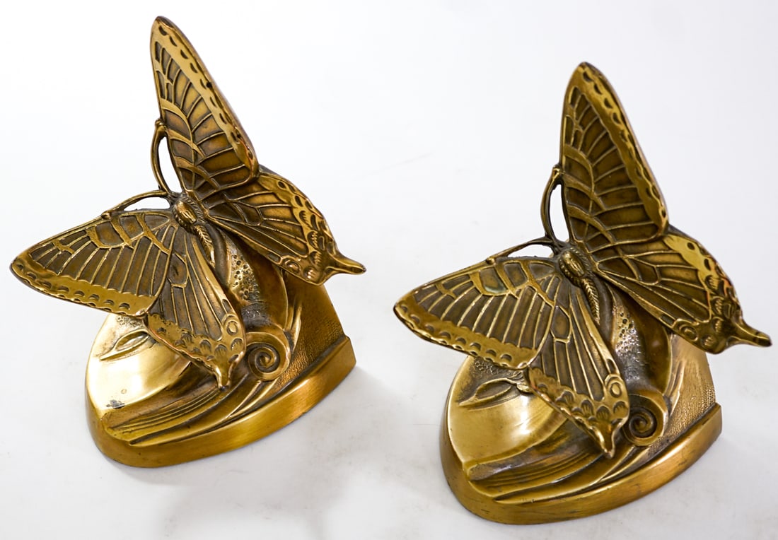 Art Nouveau Butterfly Pair Metal Bookends: Pair butterfly bookends -brass-tone. EACH measures 5.75 x 4.5 x 3.5 in. Measures 5.75 x 4.5 x 7 inches for shipping purposes. The absence of a condition report does not imply that the lot is in perfec