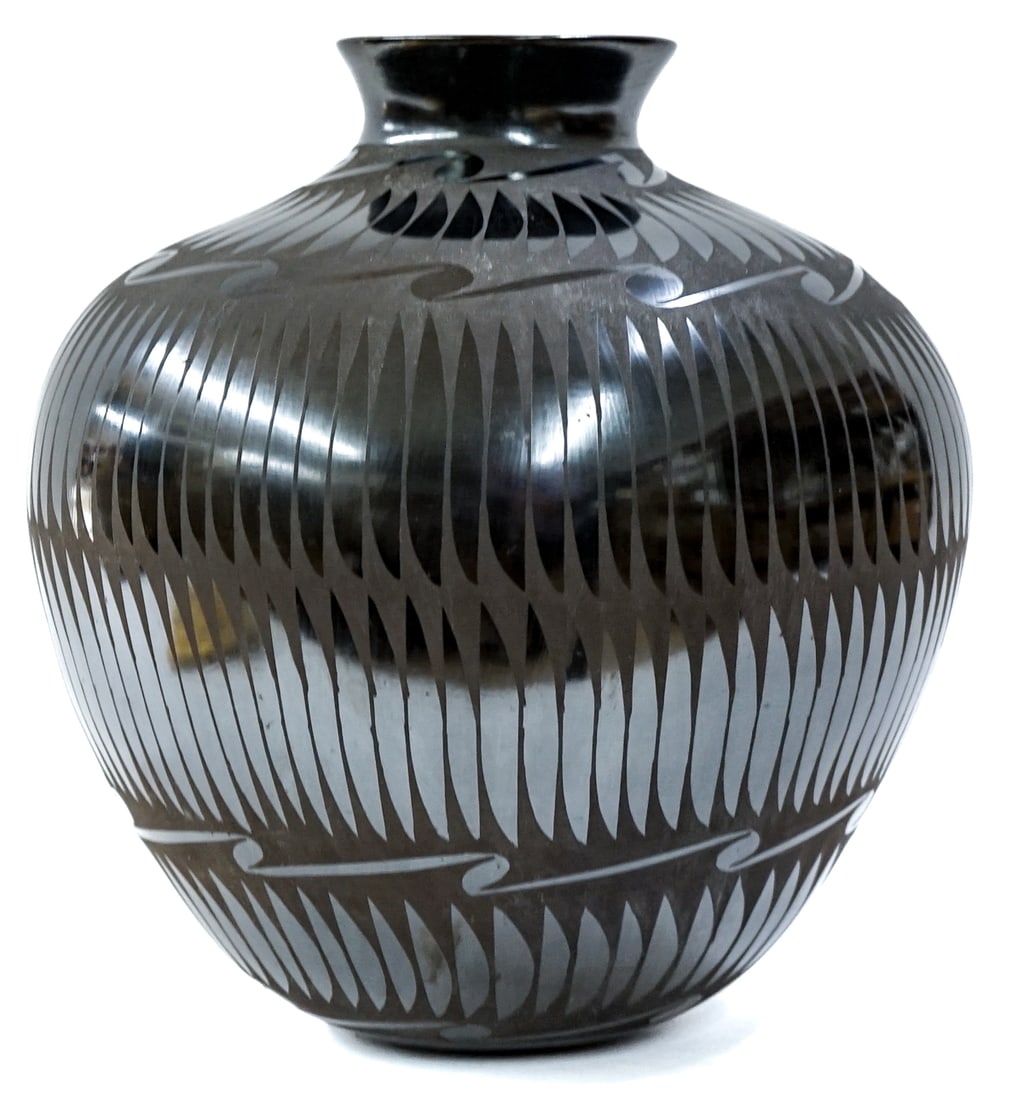 Tomas Ozuna Large Mata Ortiz Vase (1 of 6)