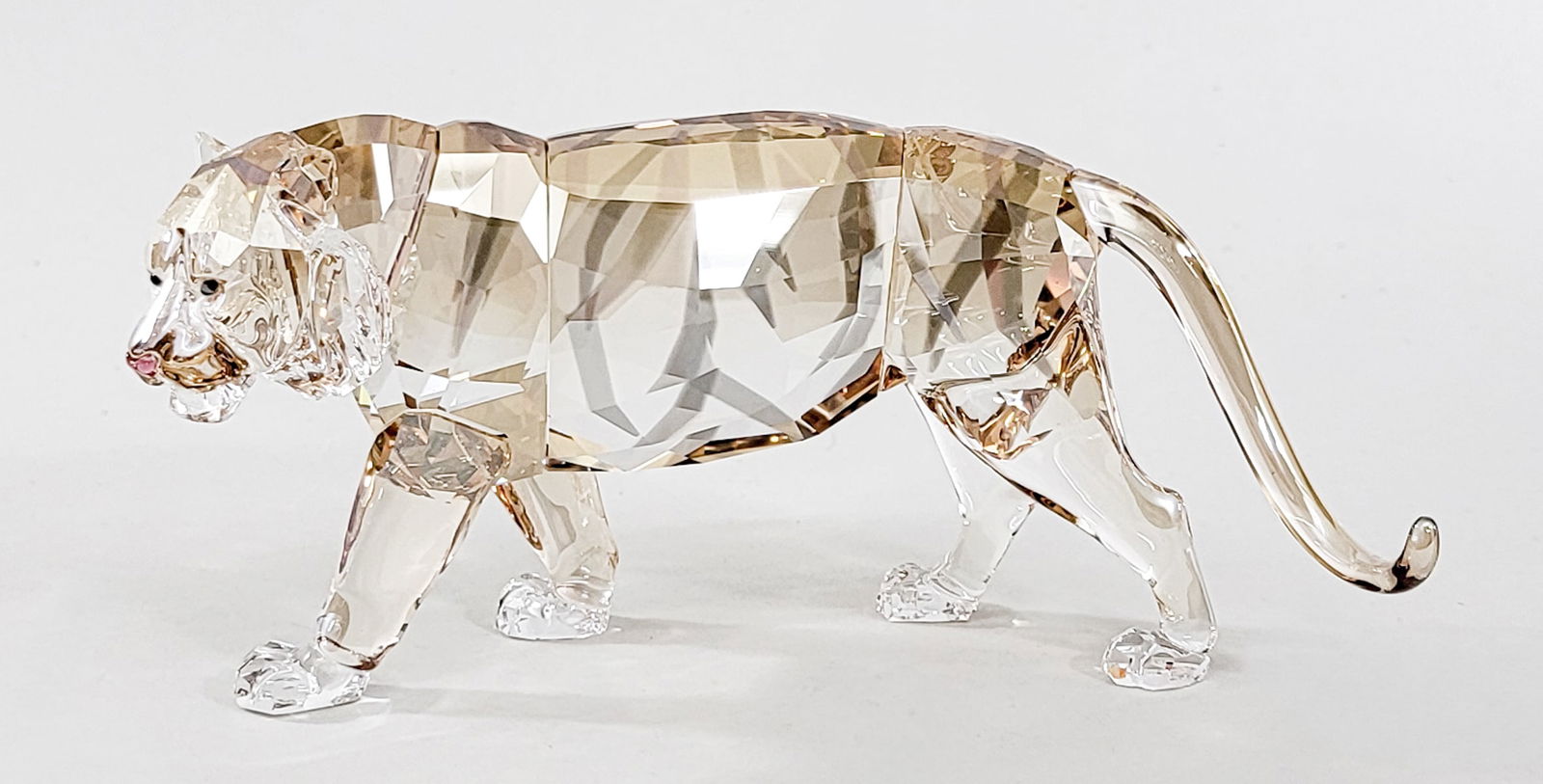Swarovski SCS 2010 Annual Edition Tiger: Swarovski SCS 2010 Annual Edition Tiger. Measures approximately 7.25 x 3.25 x 3.25 inches. No Damage with original box. Measures 9 x 9 x 5.5 in. for shipping purposes only (box size). The absence of a