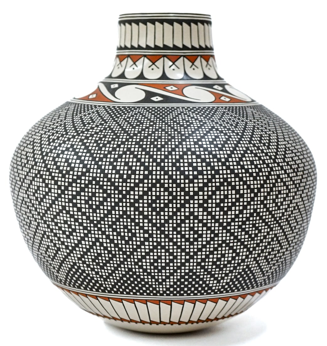 Miriam Gallegos Mata Ortiz Vase SIGNED (1 of 5)