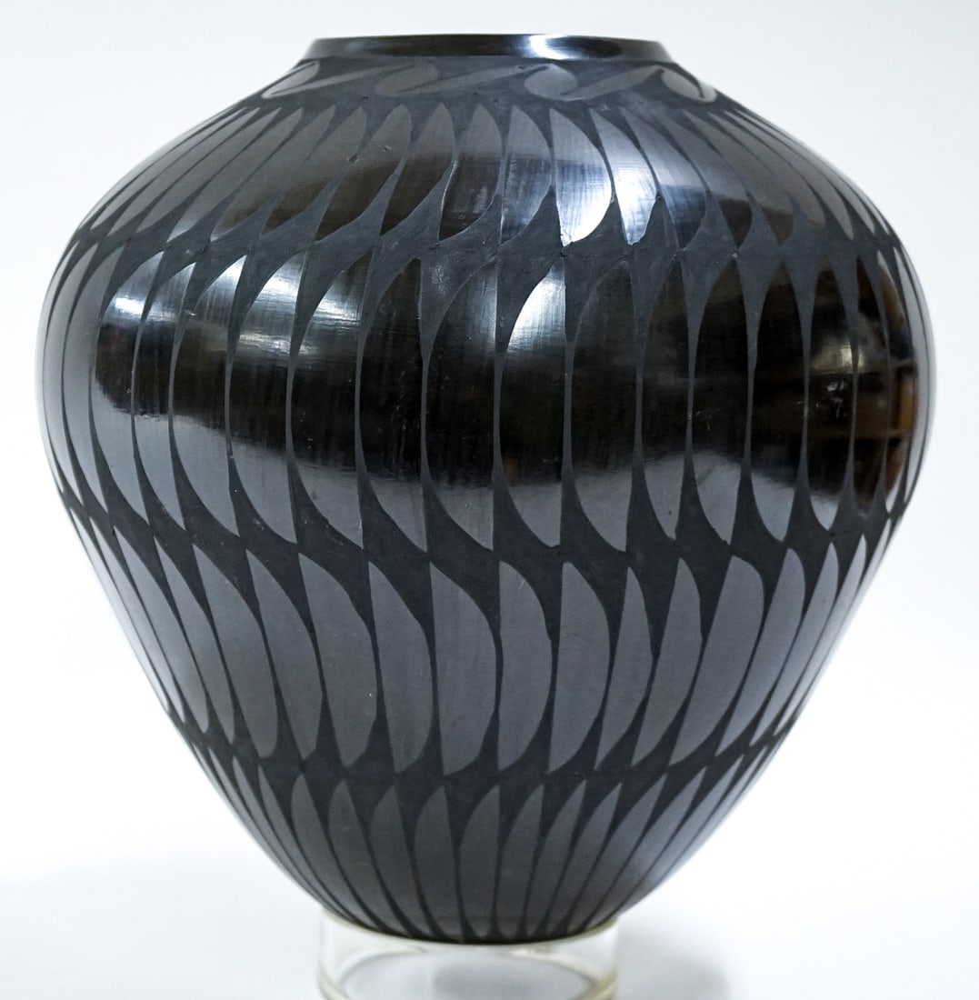 Large Tomas Ozuna Mata Ortiz Pottery Vase (1 of 7)