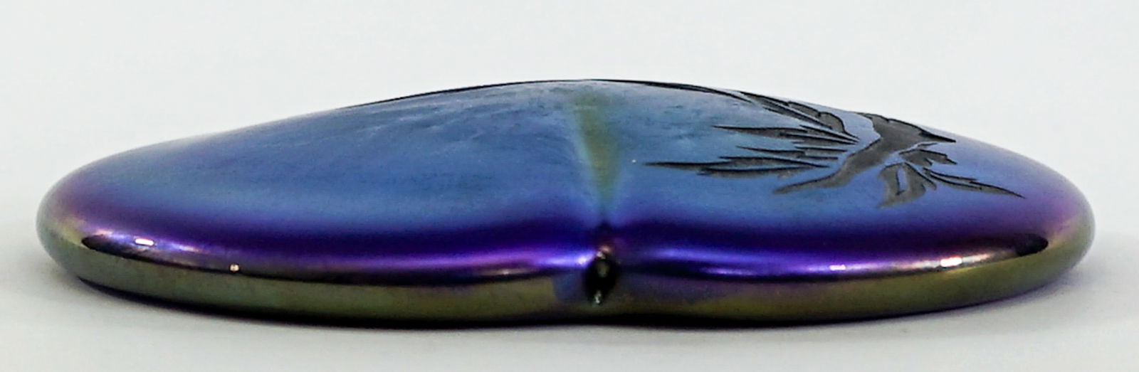 Jeff Howell Orient and Flume Art Glass [Heart]: Jeff Howell SIGNED Orient and Flume art glass. Measures 5.5 x 5.25 in. No evident cracks, chips or repairs. Measures 5.5 x 5.25 x 1 in. for shipping purposes only. The absence of a condition report do