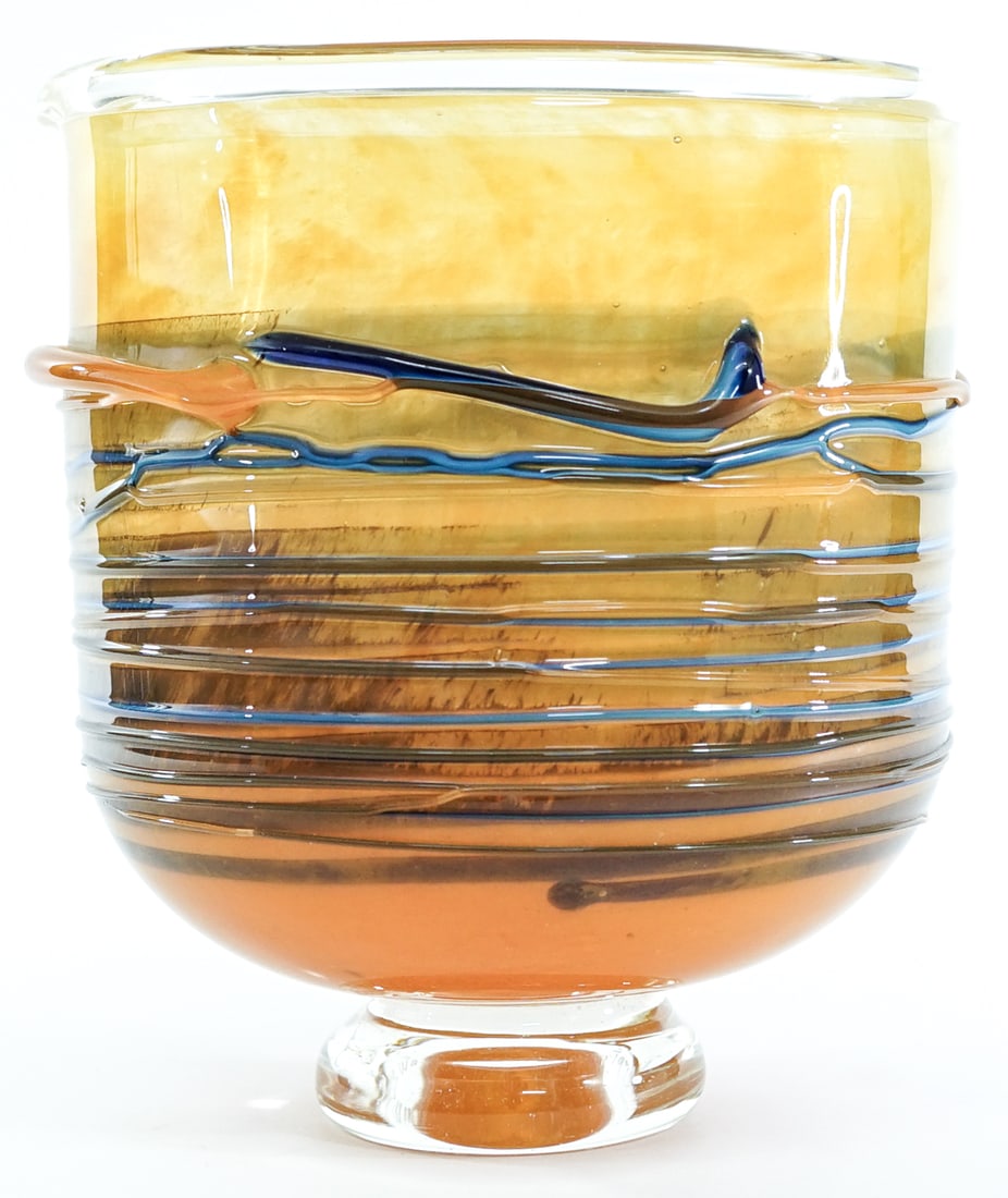 John De Wit SIGNED 9.5IN Studio Art Glass: John De Wit (Langley, WA) studio glass signed underside. Measures 9.5 in. tall x 7.5 x 7.5 in. and 7.25 in. across rim. No evident cracks, chips or repairs. Measures 9.5 x 7.5 x 7.5 in. for shipping p