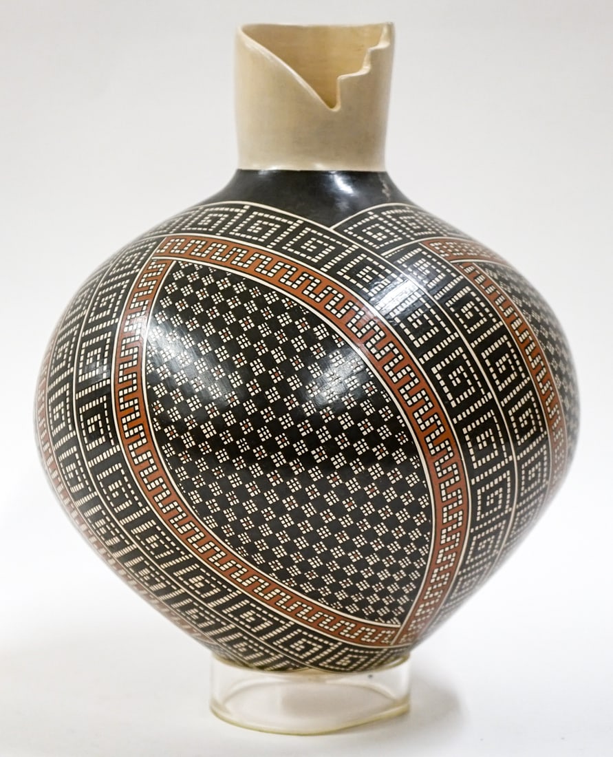 Maribel Ponce Signed Mata Ortiz Vase (1 of 6)