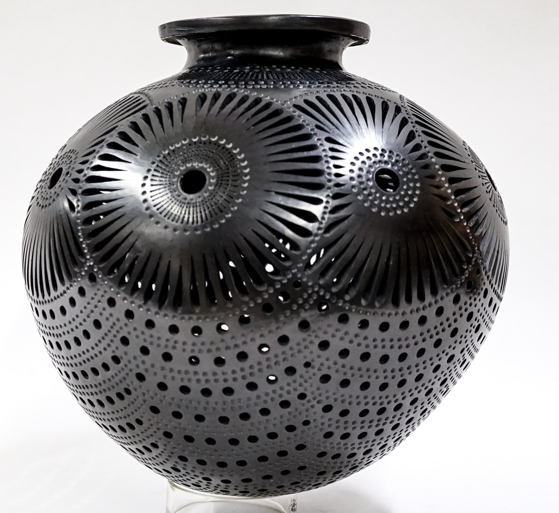 Large Mexican Blackware Pot (Mata Ortiz) (1 of 5)