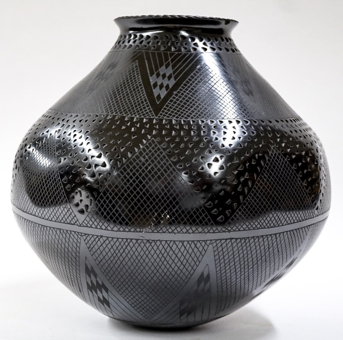 Consolacion Quezada Large Signed Mata Ortiz Pot: Consolacion Quezada Large Signed Mata Ortiz Pot. Like new, no damage. Unsigned. The absence of a condition report does not imply that the lot is in perfect condition or completely free from wear and t