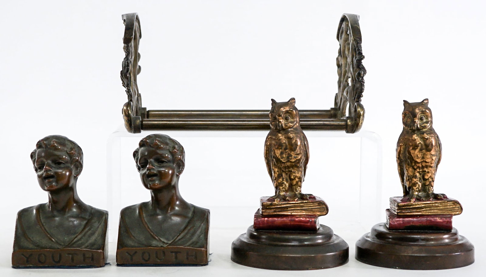 Vintage Book Rack and (2 Pair) Bookends OWL: Vintage cast metal bookrack and bookends. Bookrack / shelf measures 4.5 x 6.5 x 9 (expands to 15 in.) and the bookends measure 4.5 to 5.75 in. tall. Lot measures 5.75 x 10 x 12 inches for shipping pur